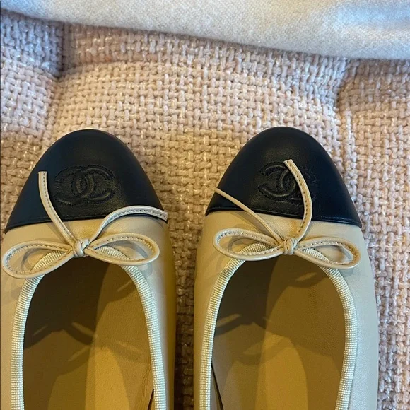 CHANEL Two-Tone Beige and Black Classic Ballet Flats - Picture 5 of 5